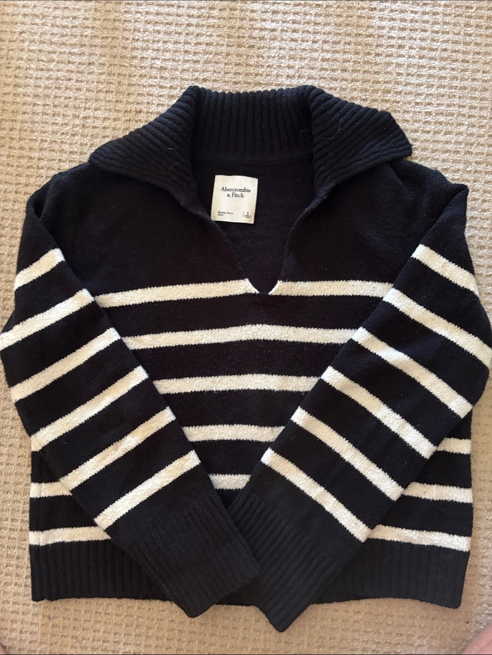 Abercrombie & Fitch Black and White Striped V-Neck Sweater